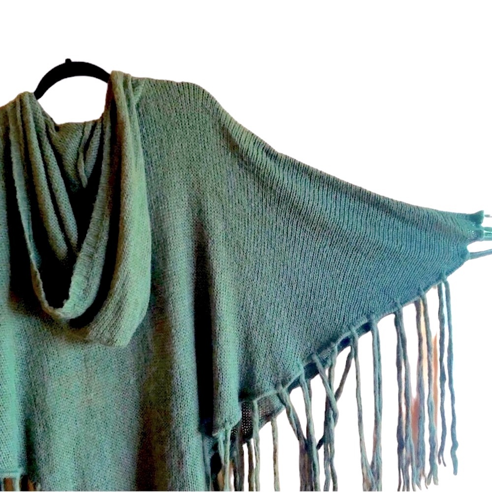 Wild Fox Hooded and fringed Sweater Poncho with Daisies NWOT - Picture 2 of 8